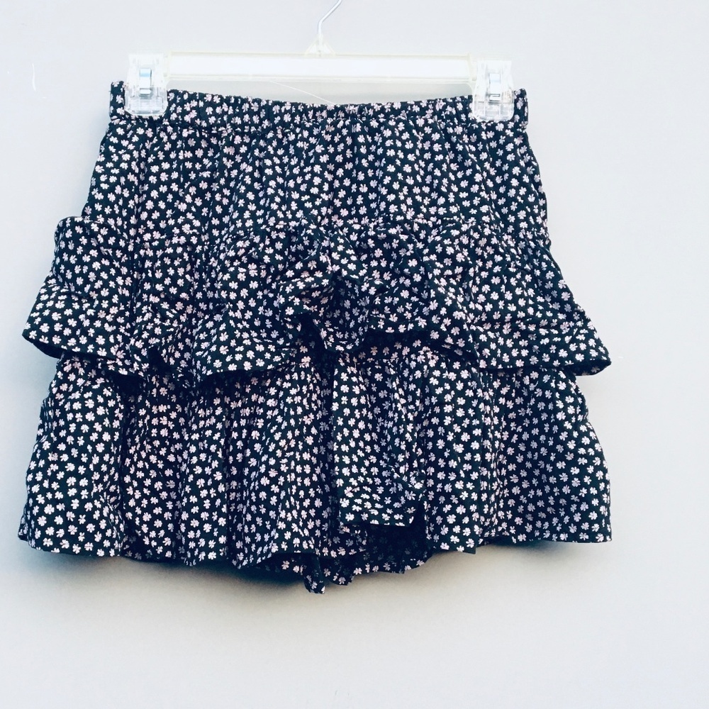 SO “goods for life” black w/ pink flowers mini skirt size small